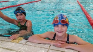 20151112 Schwimmhalle Lisa und Jarla